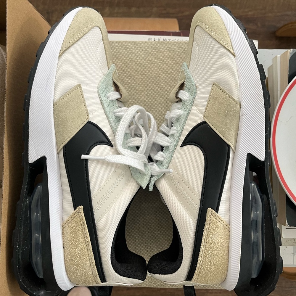 Never wornGreat condition Nikes41 size 8 men 10 womens fits like a size 9 womens